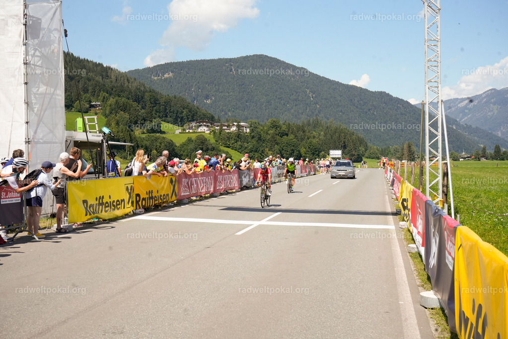 720_20230817_Bewerb_Maenner_Muehlanger | AUT - OESTERREICH, 2023-08-16: SPORT RENNRAD-FAHREN - 55. INTERNATIONALER RADWELTPOKAL IN ST. JOHANN IN TIROL  - Vintage-Radrennen mit WM-Bronze-Medaillen-Siegerin Christina Schweinberger, den Teilnehmer und Alexander Baumann (vom Orginastions-Team) - TAG 2 BEWERB MAENNER IN SECHS GRUPPEN  ; Foto: Roland Muehlanger