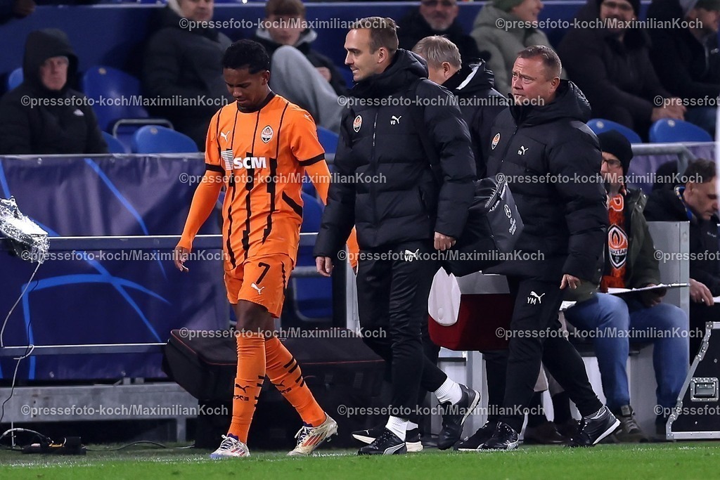 UCL22012501039 | 22.01.2025, Fußball, UEFA Champions League, Schachtar Donezk - Stade Brestois 29, Arena AufSchalke Gelsenkirchen, 7. Spieltag Saison 2024 2025: Eguinaldo (Schachtar Donezk #7) muss verletzt das Spielfeld verlassen