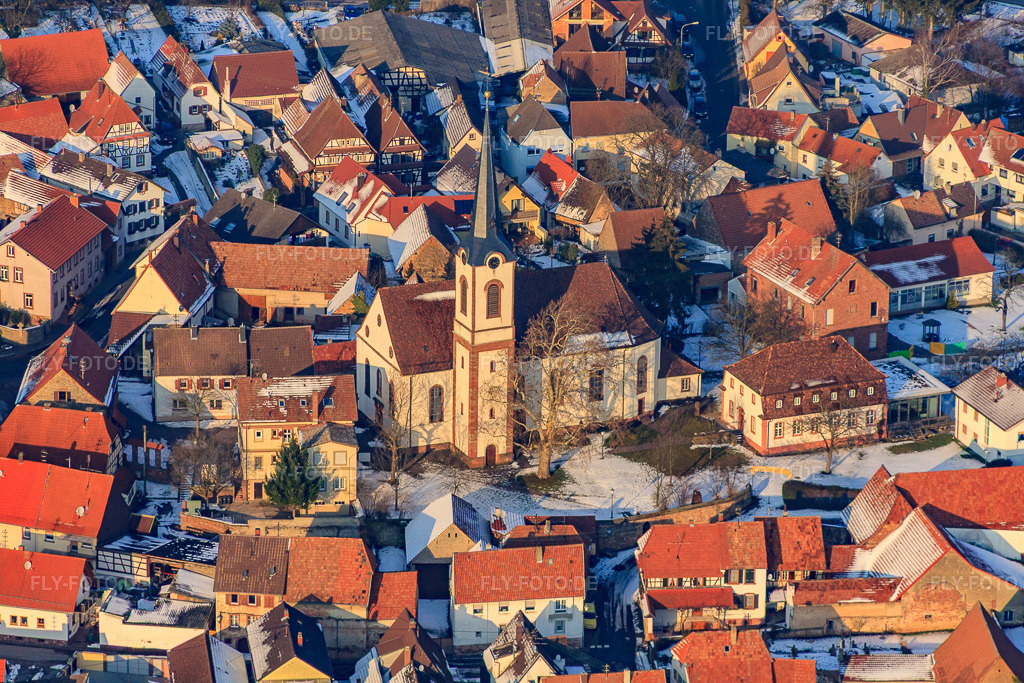 Luftbild: Kirche Laurentius bei Schnee in Göcklingen im Bundesland Rheinland-Pfalz in Deutschland. Foto: IMG_24464.jpg vom 16.02.2010 durch Werner Riehm/FLY-FOTO.de