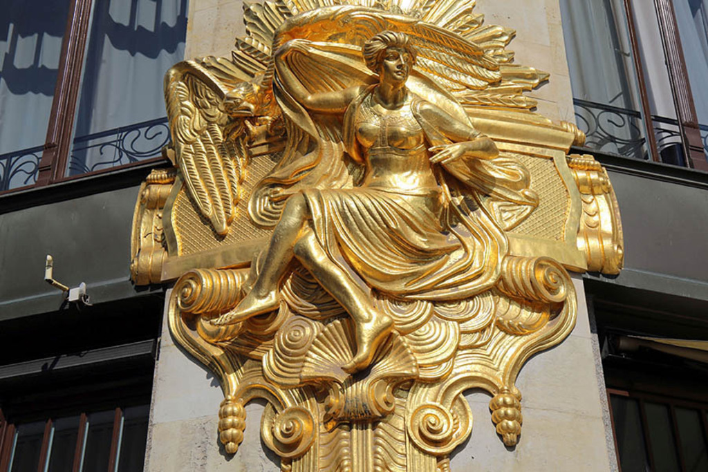 Foto: Leipzig - Kaufhaus Ebert - vergoldetes Fassadenelement Allegorie der Genusssucht Luxuria | Das Team hinter BILDLEXIKON LEIPZIG bündelt historische wie aktuelle Informationen über die Stadt Leipzig in Text und Bild auf einer Plattform und stellt diese der interessierten Öffentlichkeit zur Verfügung.