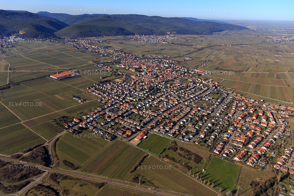 Luftbild: Stadtübersicht aus Süden im Ortsteil Mußbach in Neustadt im Bundesland Rheinland-Pfalz in Deutschland. Foto: IMG_125352.jpg vom 21.02.2021 durch Werner Riehm/FLY-FOTO.de