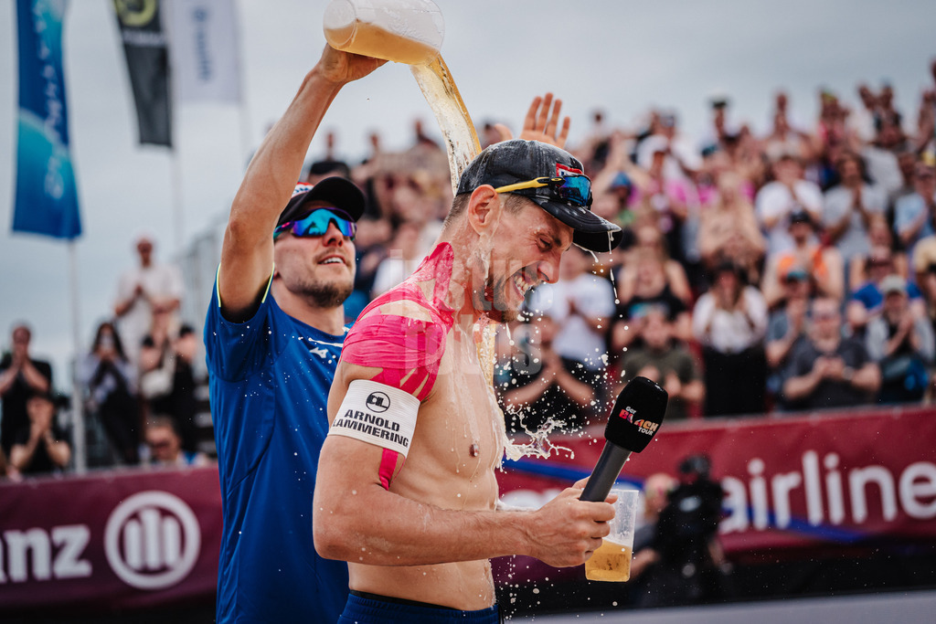 Beachvolleyball | Männer | Allianz German Beach Tour 2025 | Tourstop Bremen | 15.06.2025 | v.l. David Poniewaz übergießt Bennet Poniewaz nimmt Bier