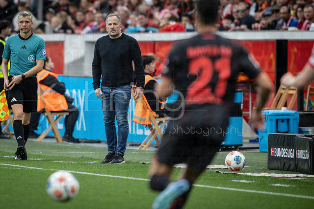 German Bundesliga, Bayer 04 Leverkusen vs. FC Augsburg, 18.04.2026 | LEVERKUSEN, GERMANY - APRIL 18, 2026 :  Manuel Baum (Head Coach FC Augsburg) during the German Bundesliga match on gameday 30 between Bayer 04 Leverkusen vs. FC Augsburg at BayArena on April 18, 2026 in Leverkusen, Germany. DFL REGULATIONS PROHIBIT ANY USE OF PHOTOGRAPHS AS IMAGE SEQUENCES AND/OR QUASI-VIDEO.