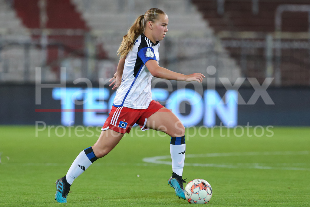 Fussball, DFB-Pokal Frauen, FC St. Pauli - Hamburger SV | v.li.: Svea Stoldt (Hamburger SV, 8) Freisteller, Einzelbild, Ganzkörper, Aktion, Action, Spielszene, DIE DFB-RICHTLINIEN UNTERSAGEN JEGLICHE NUTZUNG VON FOTOS ALS SEQUENZBILDER UND/ODER VIDEOÄHNLICHE FOTOSTRECKEN. DFB REGULATIONS PROHIBIT ANY USE OF PHOTOGRAPHS AS IMAGE SEQUENCES AND/OR QUASI-VIDEO.