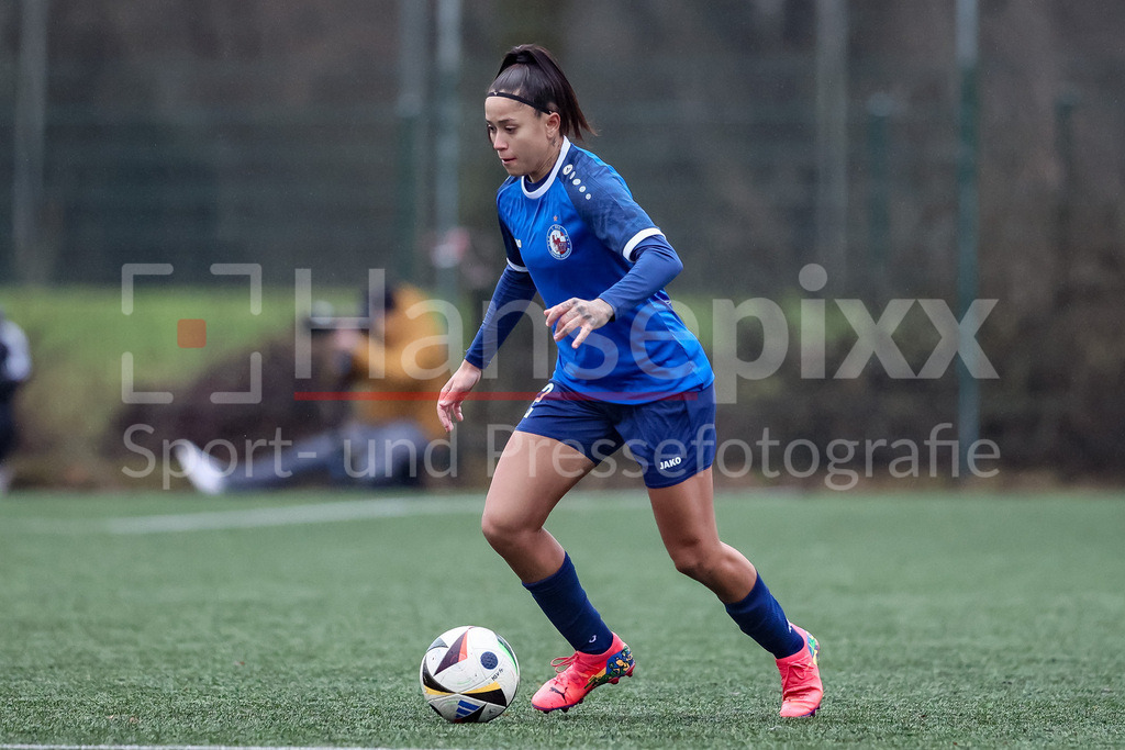 Fussball, Testspiel Frauen, Hamburger SV - 1. FFC Turbine Potsdam | v.li.: Thalia Dias de Souza (1. FFC Turbine Potsdam, 22) am Ball, Freisteller, Einzelbild, Ganzkörper, Aktion, Action, Spielszene