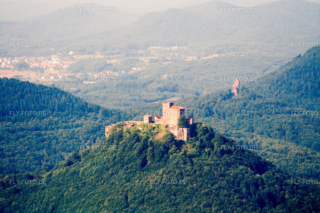 Burganlage der Burg Trifels | Luftbild: Burganlage der Burg Trifels in Annweiler am Trifels im Bundesland Rheinland-Pfalz in Deutschland. Foto: IMG_12039_1.jpg vom 31.07.2008 durch Werner Riehm/FLY-FOTO.de - Realisiert mit Pictrs.com
