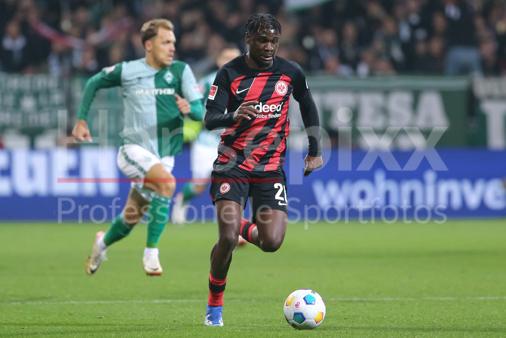 Fussball, Bundesliga, SV Werder Bremen - Eintracht Frankfurt | v.li.: Junior Dina Ebimbe (Eintracht Frankfurt, 26) am Ball, Einzelbild, Ganzkörper, Aktion, Action, Spielszene, DIE DFL-RICHTLINIEN UNTERSAGEN JEGLICHE NUTZUNG VON FOTOS ALS SEQUENZBILDER UND/ODER VIDEOÄHNLICHE FOTOSTRECKEN. DFL REGULATIONS PROHIBIT ANY USE OF PHOTOGRAPHS AS IMAGE SEQUENCES AND/OR QUASI-VIDEO.