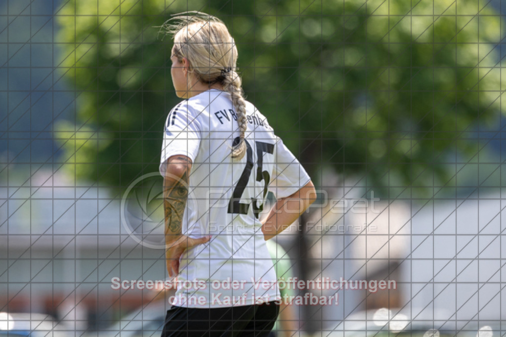 20250518_134620_0188 | #,1.FC Donzdorf (rot) vs. FV Bellenberg (weiß), Fussball, Frauen-Verbandsliga Württemberg, 20. Spieltag, Saison 20242025, Rasenplatz Lautertal Stadion, Süßener Straße 16, 73072 Donzdorf, 18.05.2025 - 1300 Uhr,Foto: PhotoPeet-Sportfotografie/Peter Harich