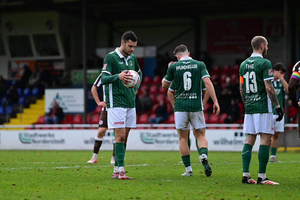 Fußball I Herren I Saison 2025-2026 I Regionalliga Nord I 21. Spieltag I FC St. Pauli II - VfB Lübeck | Antonio Verinac (9, VfB Lübeck) mit Ball in der Hand - Realisiert mit Pictrs.com