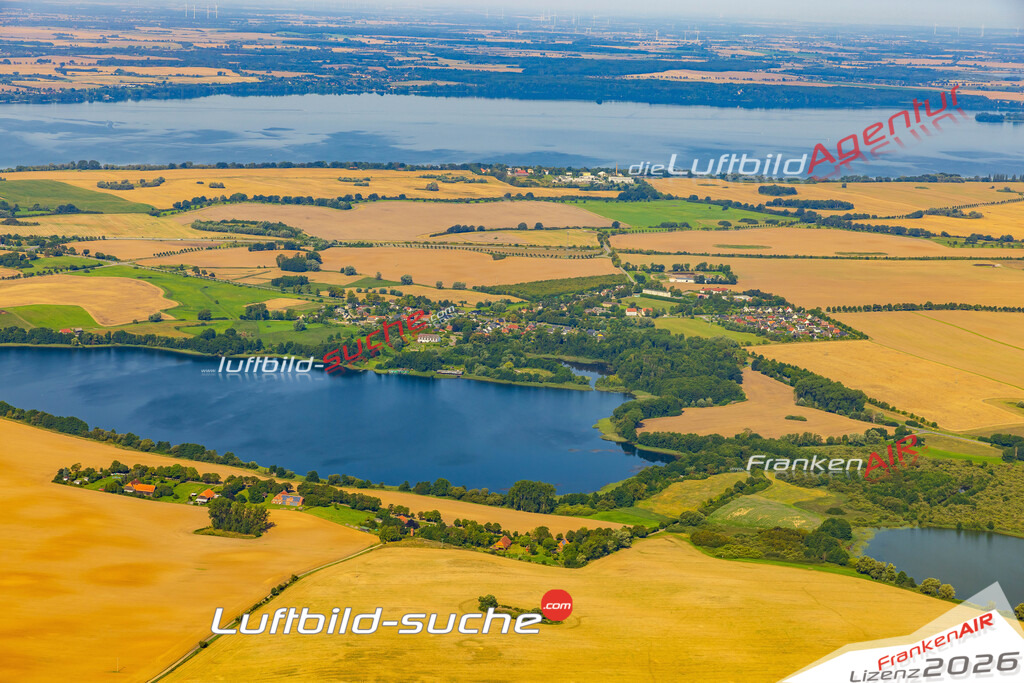 Klassische Luftaufnahme ohne Drohne zeigt:Karnin bei Cambs - Die Luftbildaufnahme wurde 2025 vom UL-Flugzeug heraus erstellt ( keine Drohnenaufnahme ) - Hochauflösende Luftaufnahme -Nicht vergleichbar mit Google Maps oder Satelittenbilder- Die Geschenkidee !Mit Lizenz und Bildrechte bestellbar