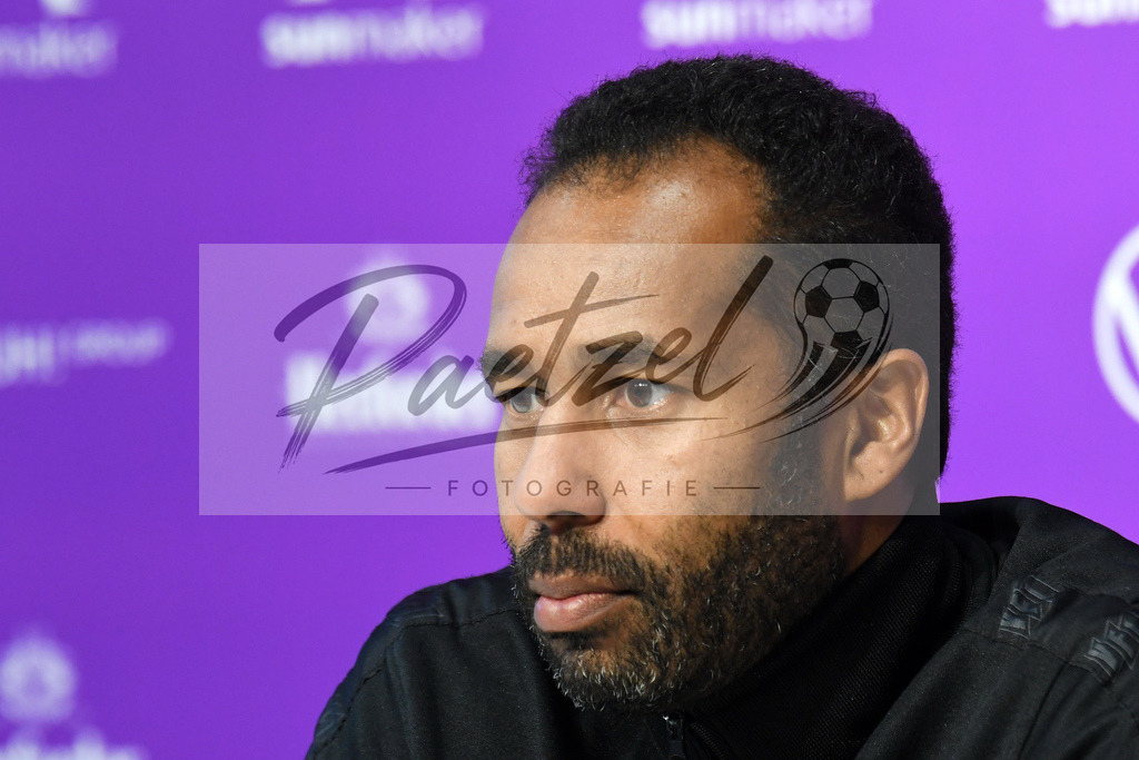 20200127_PKOSNA_0016 | Fußball, Herren: Trainer Daniel Thioune (VfL Osnabrück) schaut bei der Pressekonferenz des VfL Osnabrück am 27.01.2020 im Stadion an der Bremer Brücke in Osnabrück, Deutschland.(Foto von Nico Paetzel) - Realisiert mit Pictrs.com