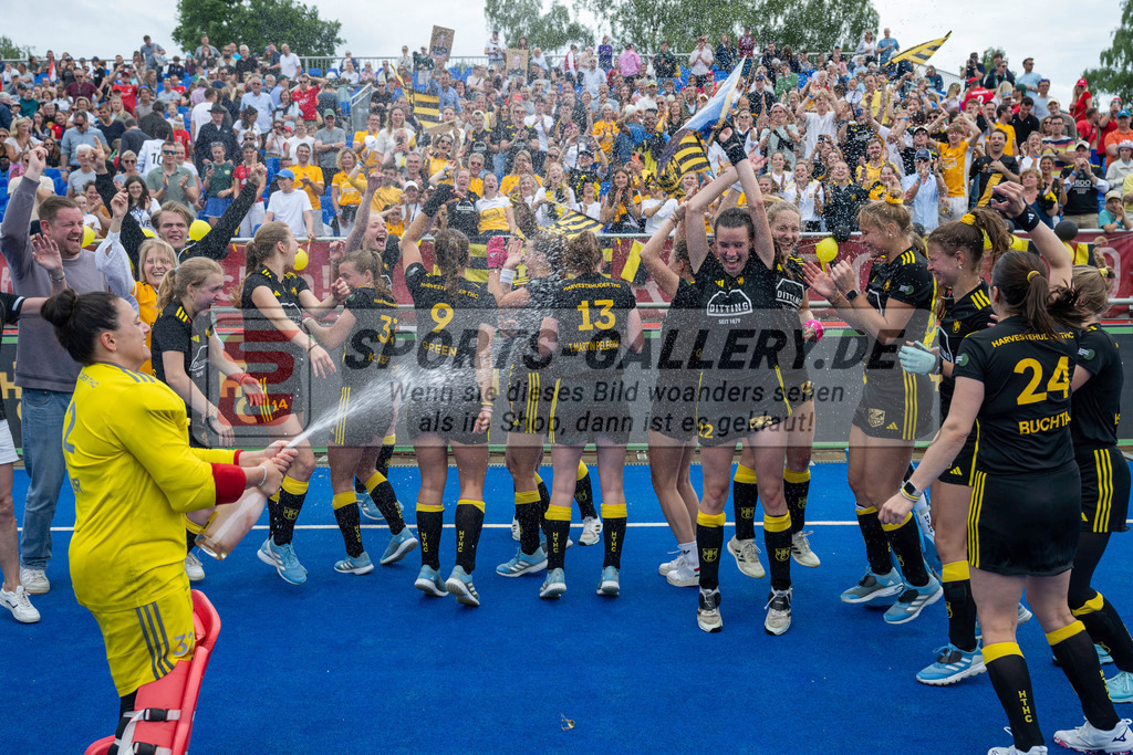 Final4_20250601-1314-Z82_9173 | Krefeld, Deutschland, 01.06.2025:  Feldhockey Final4 2025 – „Deutsche Feldhockey-Meisterschaften 2025“ Harvestehuder HTC - Düsseldorfer HC (Finale Damen) im Gerd-Wellen-Hockeyanlage am 01.06.2025 in Krefeld, Deutschland. (Foto von Kramhöller/Fehrmann/Kaste)Krefeld, Germany, 01.06.2025: Feldhockey Final4 2025 – „Deutsche Feldhockey-Meisterschaften 2025“ Harvestehuder HTC - Düsseldorfer HC (Finale Damen) in Gerd-Wellen-Hockeyanlage at 01.06.2025 in Krefeld, Deutschland. (Foto from Kramhöller/Fehrmann/Kaste)