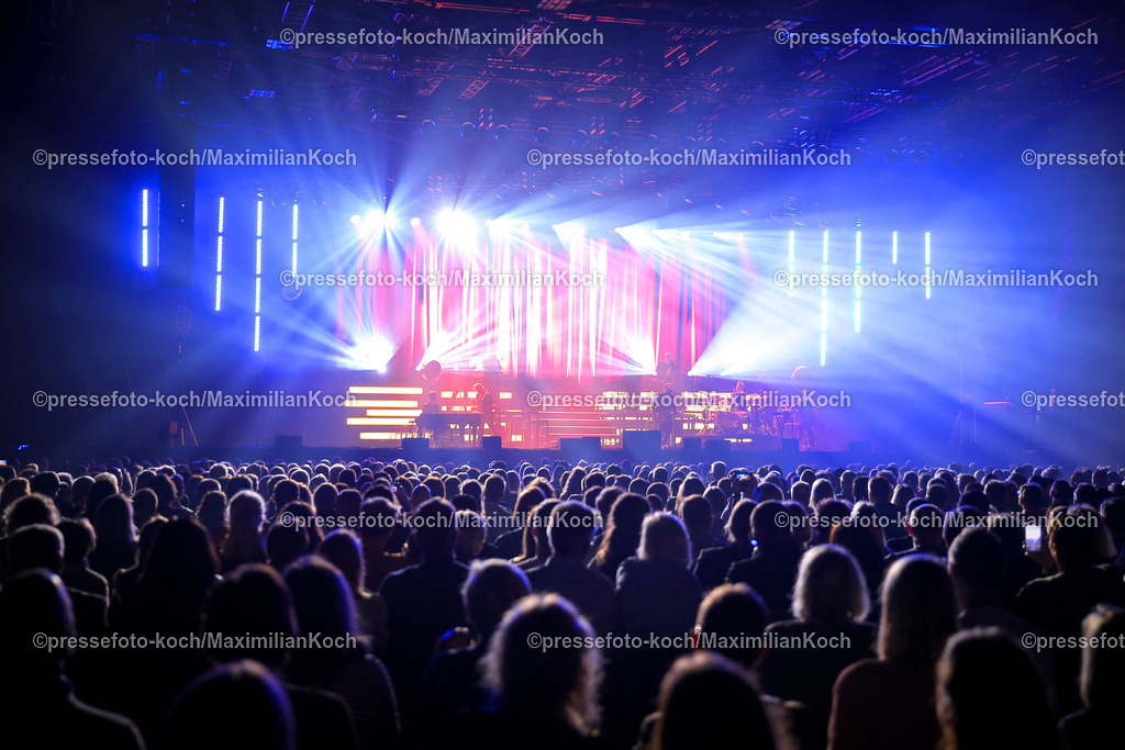 Due24052401002 | 24.05.2024, Düsseldorf, Mitsubishi Electric HALLE, Sänger Sasha (Sascha Röntgen-Schmitz) performt bei seinem Konzert - This Is My Time, Die Show - Symbolbild Feature Zuschauer Besucher Fans bei einem Konzertbesuch vor der Bühne