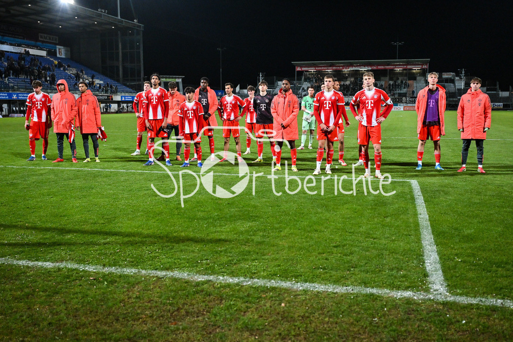 SV Wacker Burghausen - FC Bayern Amateure | BURGHAUSEN, GERMANY - 01. APRIL: die Spieler der kleinen Bayern bedanken sich bei den Fans nach dem Match zwischen dem SV Wacker Burghausen und den Amateuren des FC Bayern München am 26. Spieltag der Regionalliga Bayern im Flatbuy Stadion
