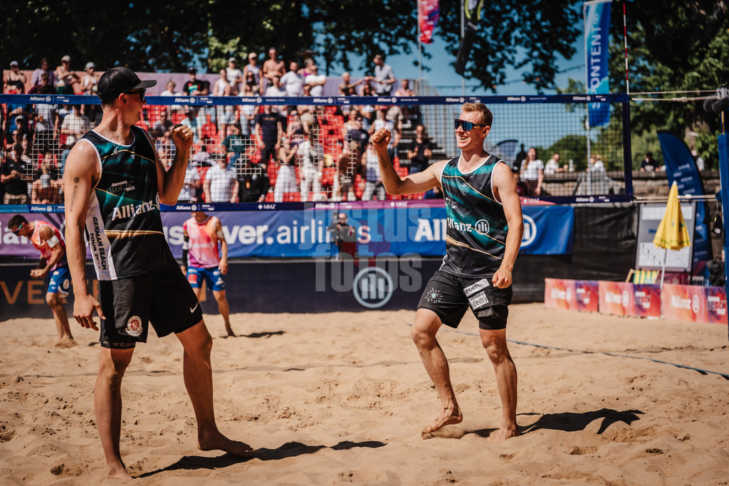 Beachvolleyball | Männer | Allianz German Beach Tour 2025 | Tourstop Düsseldorf | 16.05.2025 | v.l. Robin Sowa und Jonas Reinhardt jubeln nach dem Sieg