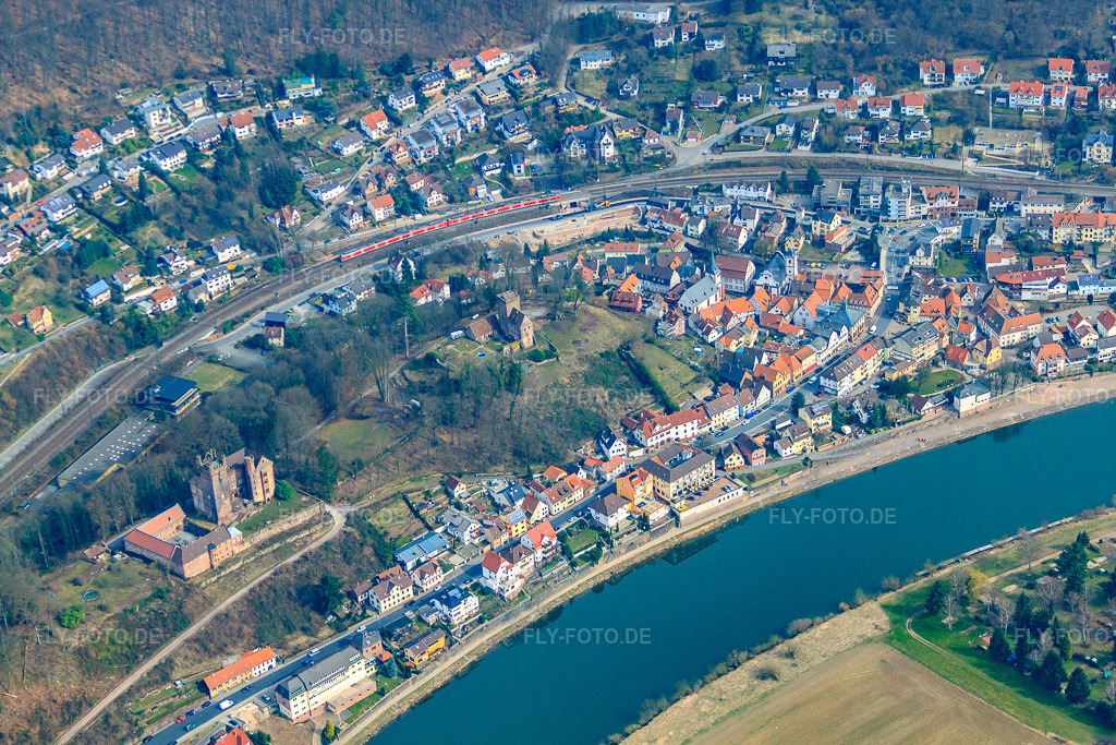 Luftbild: Mittelburg und Vorderburg von 1165 über dem Neckarufer in Neckarsteinach im Bundesland Hessen in Deutschland. Foto: IMG_37965.jpg vom 12.03.2011 durch Werner Riehm/FLY-FOTO.de