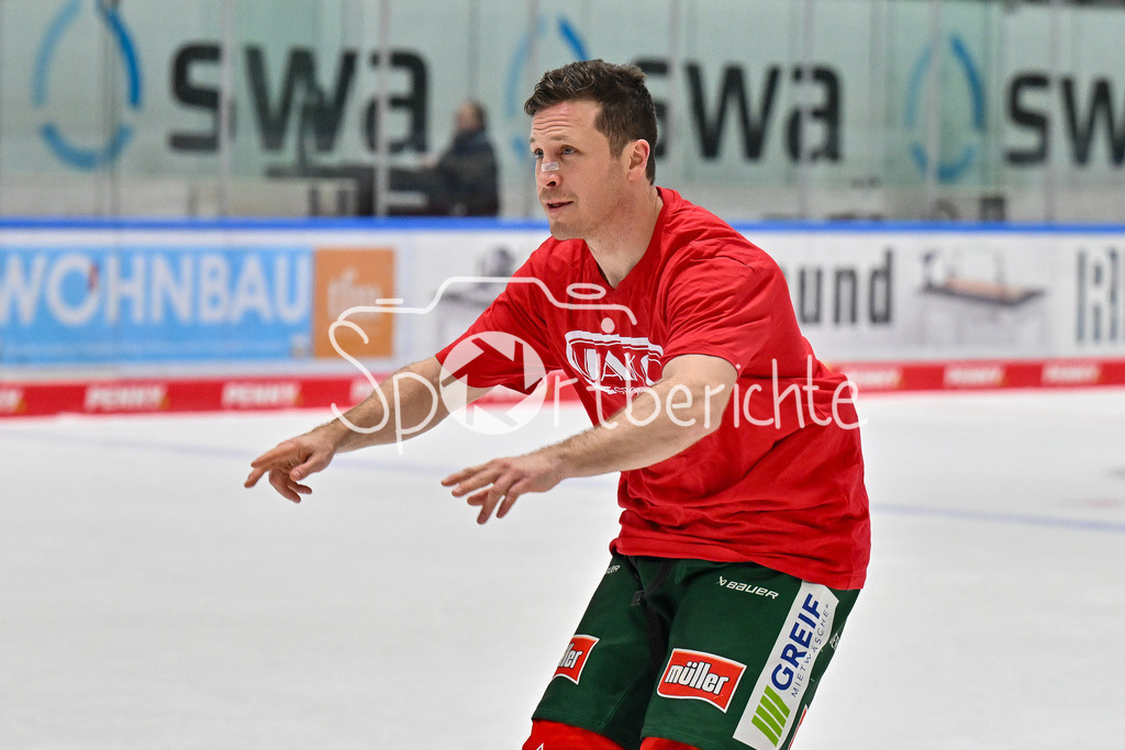 Augsburger Panther - Düsseldorfer EG | Die Panther feiern mit den Fans den Heimsieg gegen Duesseldorf / Jubel / Sieg / Freude / Happy / DEL: Augsburger Panther - Düsseldorfer EG, Curt Frenzel Stadion am 13.12.2024 / T. J. TREVELYAN (Augsburger Panther #24)