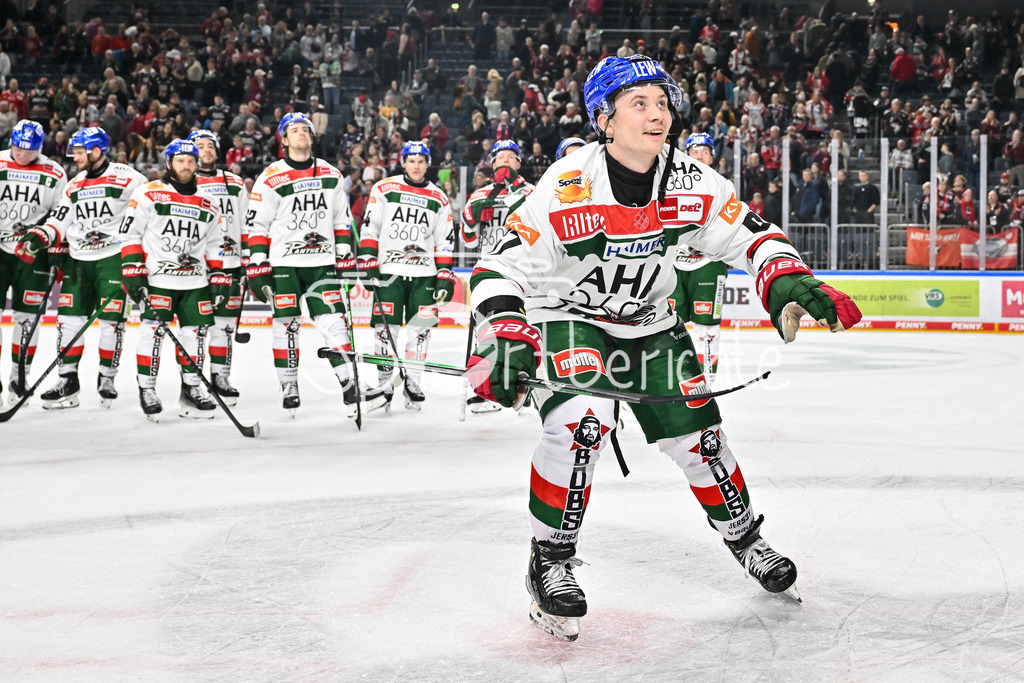 Kölner Haie - Augsburger Panther | die Panther bedanken sich bei den mitgereisten Fans nach dem Auswaertssieg in Koeln und feier zusammen den Sieg / DEL: Koelner Haie - Augsburger Panther, Lanxess Arena am 05.01.2025 / Florian ELIAS (Augsburger Panther #67)