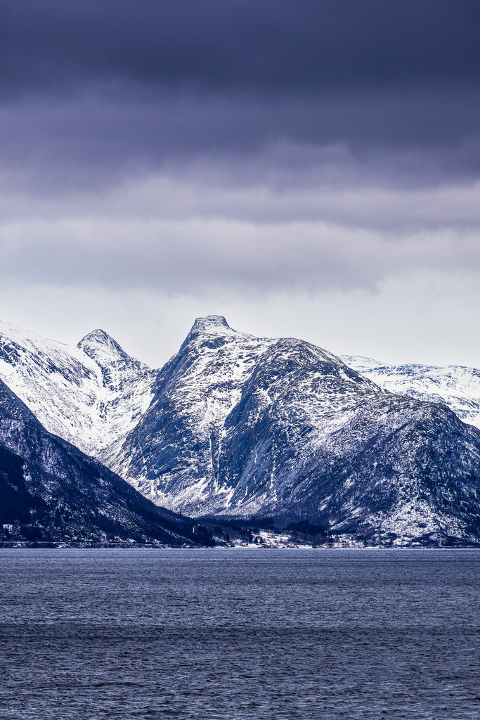 Berge und Felsen im Winter nahe Ørnes in Norwegen | Berge und Felsen im Winter nahe Ørnes in Norwegen.