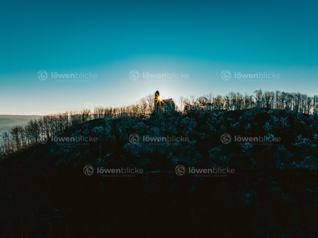 Rechberg mit Kirche bei Sonnenaufgang | löwenblicke | shop