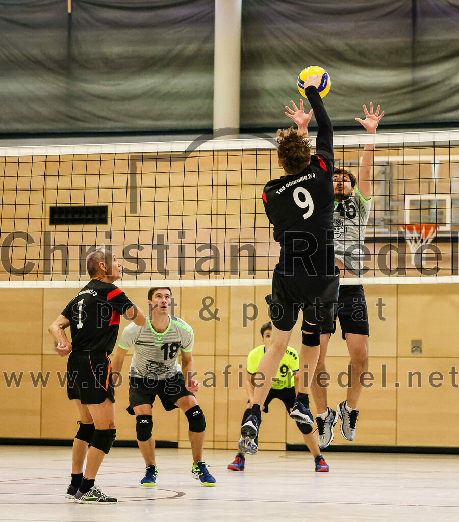 2021-11-27_086_TuS_Oberding_II_gegen_MTV_1881_Ingolstadt_III | Oberding, Deutschland, 27.11.2021:
Volleyball, Kreisliga 2021 / 2022, 5. Spieltag, TuS Oberding II gegen MTV 1881 Ingolstadt III, Endergebnis: 3:2

Andreas Ruß (TuS Oberding, #1), Hayden Lorenz (TuS Oberding, #9)

Foto: Christian Riedel / fotografie-riedel.net