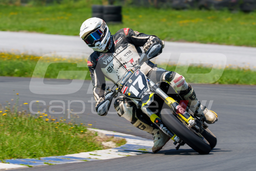 G-Cup + Supermoto Staatsmeisterschaft + Hungarian Supermoto Championship | GRIPcapture steht für authentische Sportfotografie in Österreich – für Momente, die mehr sind als Geschwindigkeit oder Ergebnis. Es geht um Emotion, Spannung, Fokus und den Augenblick, der oft nur einen Wimpernschlag dauert.Ob Motorsport, Teamsport oder 