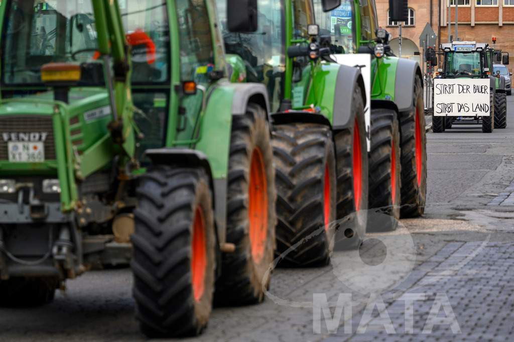 _DWA4296 | Bauerndemo gegen Agrarpolitik der Bundesregierung  auf dem Straße Obstmarkt und Hauptmarkt . Nürnberg, 08.01.2024 - Realisiert mit Pictrs.com