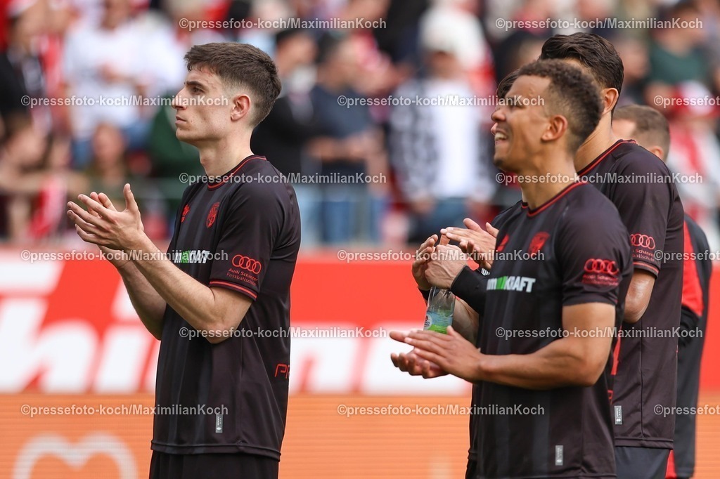 xKWIx11042601081 | 2026.04.11, xkwix, Fußball, 3.Liga, Rot-Weiss Essen -  FC Ingolstadt, Stadion an der Hafenstraße, 33.Spieltag, Saison 2025 / 2026: Georgios Antzoulas (FC Ingolstadt 04 #6) und Marcel Costly (FC Ingolstadt 04 #22) klatschen zu den Fans enttaeuschte Gesichter DFB regulations prohibit any use of photographs as image sequences and or quasi-video. Photo: xKamilxWilkowskixPressefotoKochx