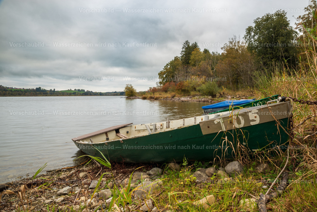 Fischerboot am Grüntensee | Herbst im Alpenvorland - Realisiert mit Pictrs.com