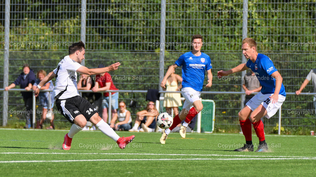 TSV Kronshagen vs. TSB Flensburg | Enis Jashari (TSVK #24 versucht hier eien der wenigen Torabschlüsse) vs Patrick Thomsen (TSB #20) / Fußball-Landesliga Schleswig Männer 2025/2026 / TSV Kronshagen vs. TSB Flensburg / Kunstrasenplatz (Platz 5) / Kronshagen / 06.09.25 - Realisiert mit Pictrs.com