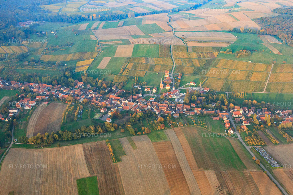 Aerial view: View of the town from the southwest in Cleebourg in the state Bas-Rhin, France. – Photo: IMG_54248.jpg taken on 10/21/2012 by Werner Riehm/FLY-FOTO.com – Resolution of the original: 4451 x 2968 px