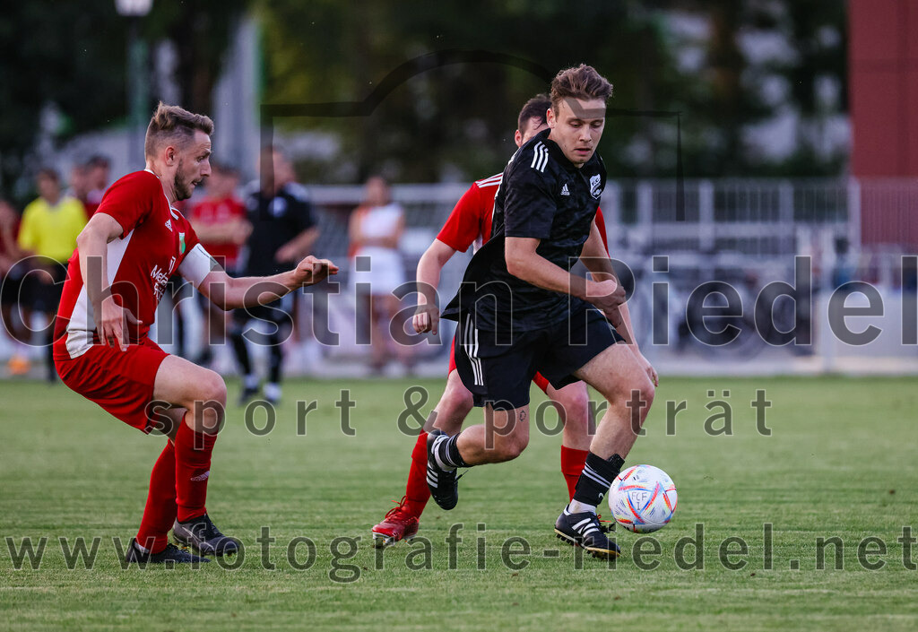 2023-07-20_052_FC_Finsing_gegen_TSV_Wartenberg | Finsing, Deutschland, 20.07.2023:
Fußball, Kreisliga 2023 / 2024, Testspiel, FC Finsing gegen TSV Wartenberg, Endergebnis: 1:0

Maximilian Kronseder (TSV Wartenberg, #6), Patrick Forchhammer (FC Finsing, #13)

Foto: Christian Riedel / fotografie-riedel.net