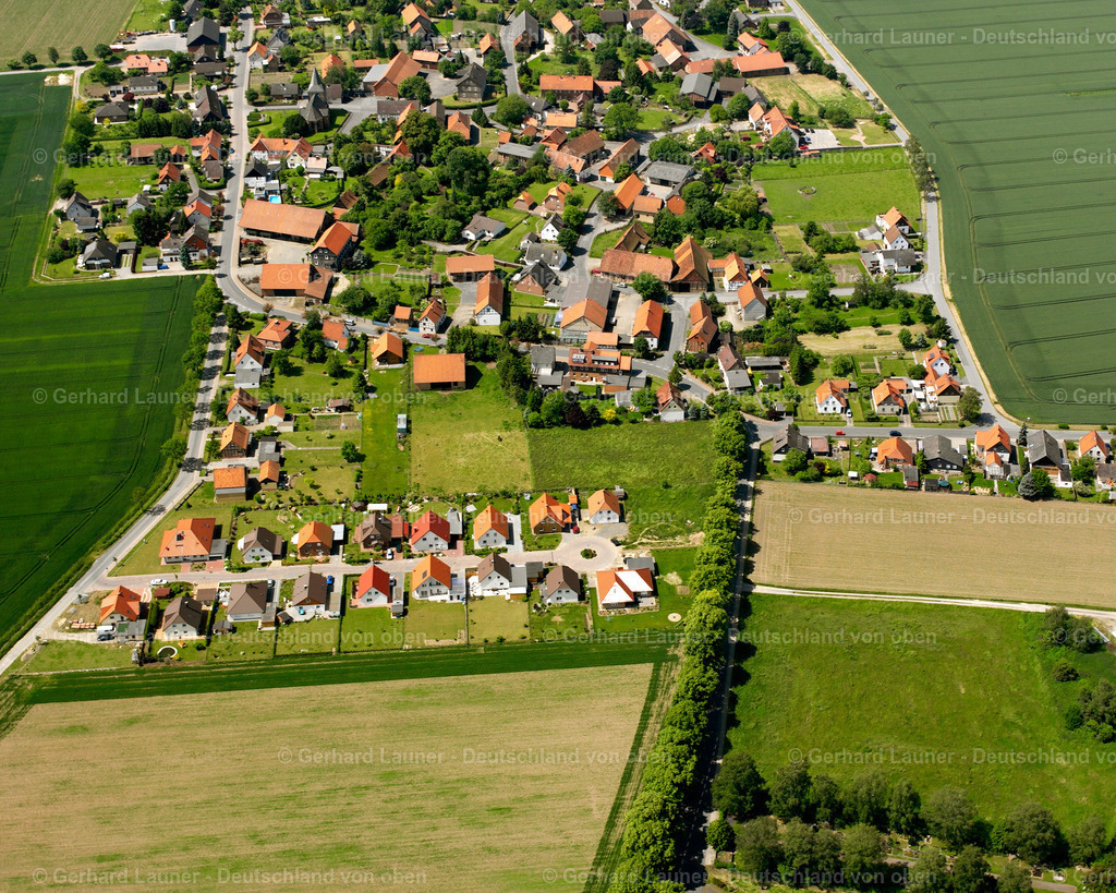 2638136 | KLEIN MAHNER 09.06.2006 Landwirtschaftliche Nutzflächen und Feldgrenzen  umsäumen das Siedlungsgebiet des Dorfes in Klein Mahner im Bundesland Niedersachsen, Deutschland // Agricultural land and field boundaries surround the settlement area of the village  in Klein Mahner in the state Lower Saxony, Germany Foto: Gerhard Launer