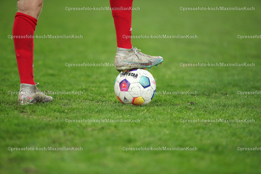 RWE06012402173 | 06.01.2024, Essen, Fußball, Herren, Stadion an der Hafenstraße, Testspiel, Rot-Weiss Essen – 1. FC Köln:  Fußballspieler mit dem Fuß auf dem offiziellen Spielball.. 
DFB regulations prohibit any use of photographs as image sequences and or quasi-video.