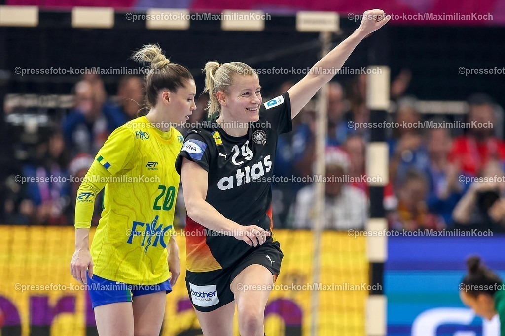 IHF09122501061 | 09.12.2025, Handball WM Frauen, Viertelfinale, Deutschland - Brasilien, 27th IHF Women's Handball World Championship, Westfalenhalle Dortmund: Antje Doll (GER #29)  jubelnd auf dem Spielfeld 