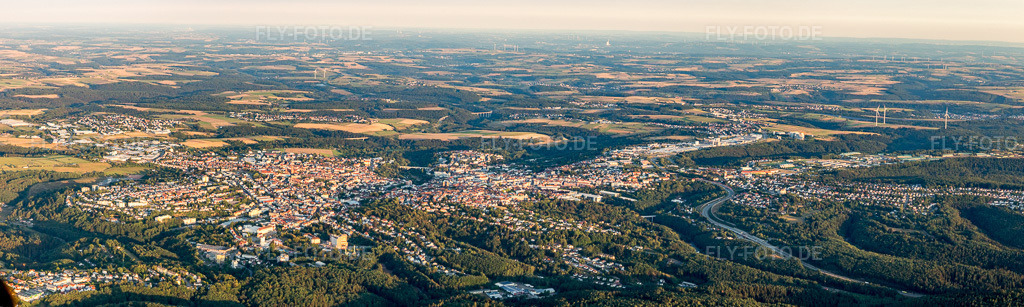 Luftbild: Panorama in Lemberg im Bundesland Rheinland-Pfalz in Deutschland. Foto: IMG_109698-Pano.jpg vom 06.08.2018 durch Werner Riehm/FLY-FOTO.de – Auflösung des Originals: 11420 x 3419 px