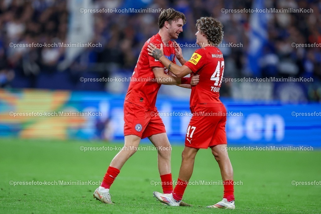 S0413092501195 | 13.09.2025, Fußball, FC Schalke 04 - Holstein Kiel, 5.Spieltag, 2. Fußball Bundesliga, Veltins-Arena Gelsenkirchen, Saison 2025 2026: Magnus Knudsen&nbsp;(Holstein Kiel #24) und John Tolkin&nbsp;(Holstein Kiel #47) freuen sich nach dem 1:0 Sieg über den Erfolg Abschlussjubel Freude Jubel DFB regulations prohibit any use of photographs as image sequences and or quasi-video.
