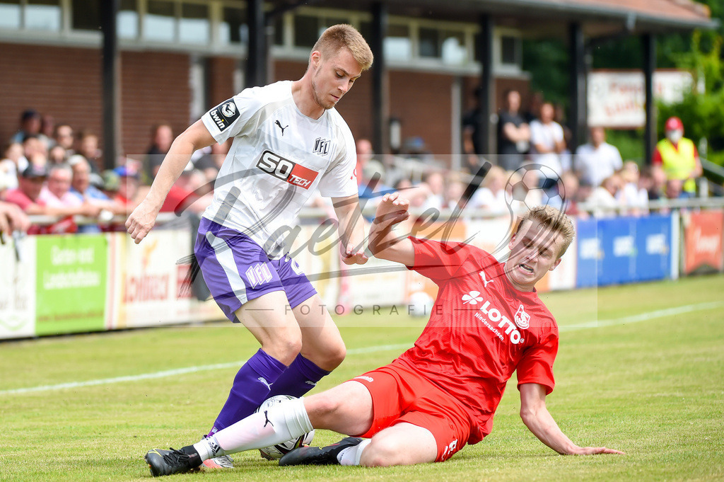 BSBOSN_20210626_0084 | Fussball, Herren: Davide Itter (VfL Osnabrueck) und Markus Luehrmann (TuS Bersenbrueck) im Zweikampf beim Testspiel zwischen TuS Bersenbrueck und VfL Osnabrueck im Hasestadion am 26.06.2021 in Bersenbrueck, Deutschland. - Realisiert mit Pictrs.com