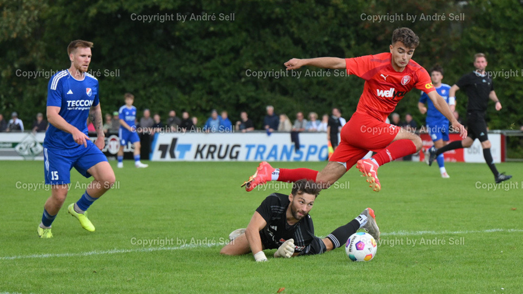 SpVg Eidertal Molfsee vs FC Kilia Kiel | Leon Lembke (Molfsee #15) &amp; Finn-Niklas Kornath (Molfsee #22 rettet hier) / Drilon Trepca (Kilia #25) - Fußball-Oberliga Männer 2024/2025 / SpVg Eidertal Molfsee vs FC Kilia Kiel / Platz A / Molfsee / 25.08.24 - Realisiert mit Pictrs.com