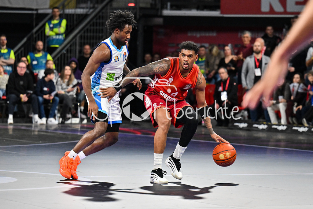 FC Bayern München - Skyliners Frankfurt | MUNICH, GERMANY - 17. FEBRUARY: im Duell Isaiah SWOPE (Skyliners Frankfurt 1) und Xavier RATHAN-MAYES (FC Bayern Basketball 4) während dem Spiel zwischen dem FC Bayern München und den Skyliners Frankfurt am 21. Spieltag der easyCredit BBL im BMW Park