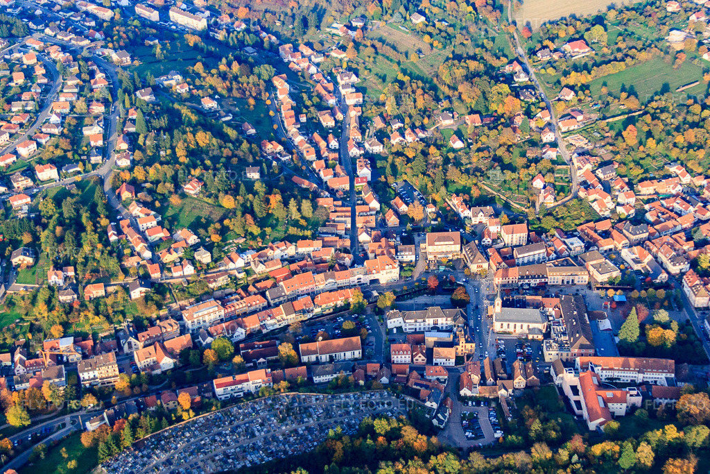 Vue aérienne: Vue de la ville depuis le sud-ouest à Niederbronn-les-Bains dans le département Bas Rhin, France – .Photo: IMG_54155.jpg prise le 21/10/2012 par Werner Riehm/FLY-FOTO.eu – Résolution de l'original: 4311 x 2874 px