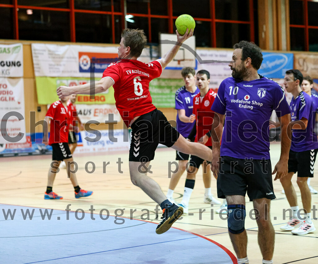 2022-11-12_006_SpVgg_Altenerding_III_gegen_TV_Altoetting_II | Erding, Deutschland, 12.11.2022:
Handball, Bezirksklasse Männer 2022 / 2023, 4. Spieltag, SpVgg Altenerding III gegen TV Altötting II, Endergebnis: 32:25

Christian Ecker (TV Altötting, #6), Stefan Walter (SpVgg Altenerding, #10)

Foto: Christian Riedel / fotografie-riedel.net