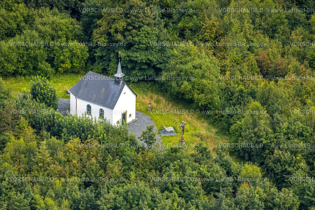 Warstein240713398 | Luftbild, Stillenbergkapelle und Steinkreuz im Waldgebiet Stillenberg, Suttrop, Warstein, Sauerland, Nordrhein-Westfalen, Deutschland