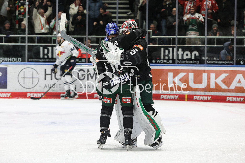 Augsburger Panther - EHC RB München | Zachery MITCHELL (AEV #18) und Markus KELLER (AEV #35) freuen sich zusammen ueber den Sieg gegen Muenchen