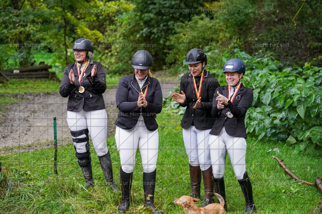 20221002-FAH09760 | Obberbayerische Meisterschaften Vielseitigkeit 2022, Schwäbische Meisterschaften Vielseitigkeit 2022, Mertingen, Schwaben, Bayern, Geländeturnier, Buschreiter, Turnierfotografen Bayern, Fotoagentur Herrmann,  Bayerische Meisterschaften VS Jun. / JR / Pony:, Turnierbilder, Pferdebilder, Turnierfotos, Pferdesortfotografie, Reitsportfotograf, Pferdeshooting