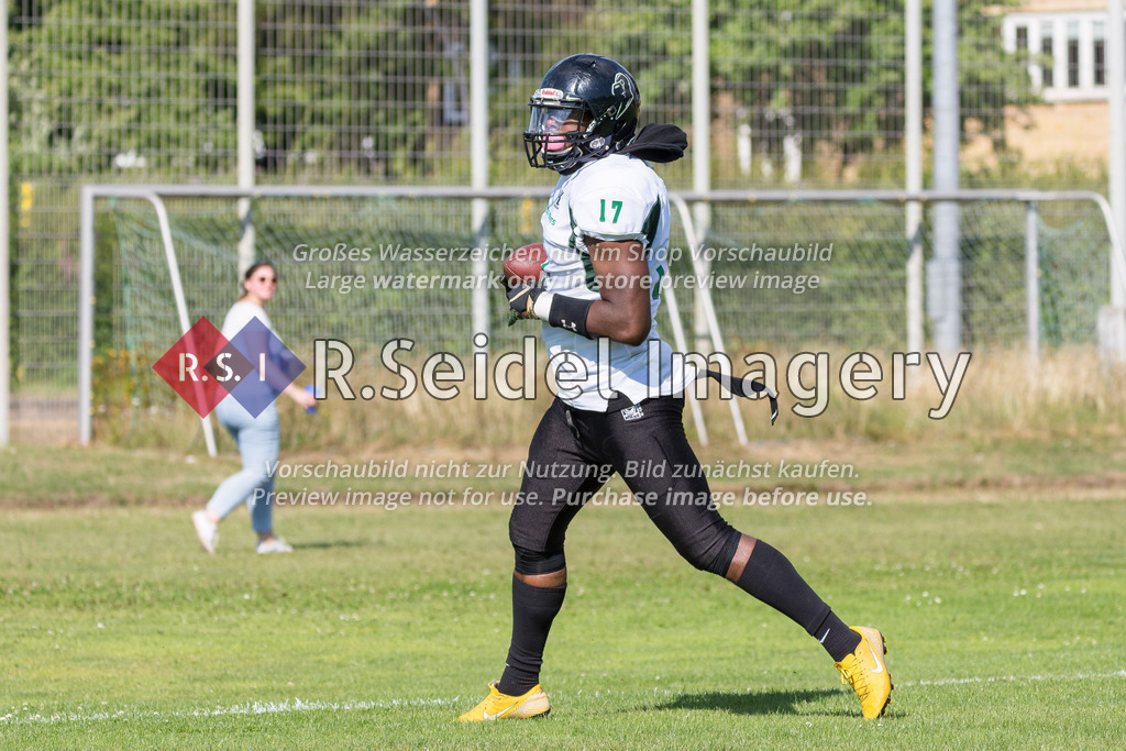 American Football, Saison 2022, Regionalliga Nord, Hamburg Blue Devils - Oldenburg Knights, Dr.-Hermann-Schnell-Sportplatz (Hamburg), 06.08.2022, 07. Gameweek | Adrian Dorsey (#17, Oldenburg) macht einen Touchdown.