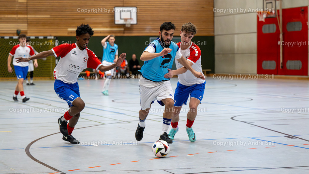 20250118_6785 | 21. A-Jugend-Turnier des VfR Neumünster um den KulturLokschuppen-Pokal 2025, Grp. C - VfR Neumünster weiß (blau) vs. Husumer SV (weiss), Ionut Spiroiou (VfR weiß #19) / Muqtar Ali (Husum #11) &amp; Mads Brodersen (Husum #19) - Realisiert mit Pictrs.com