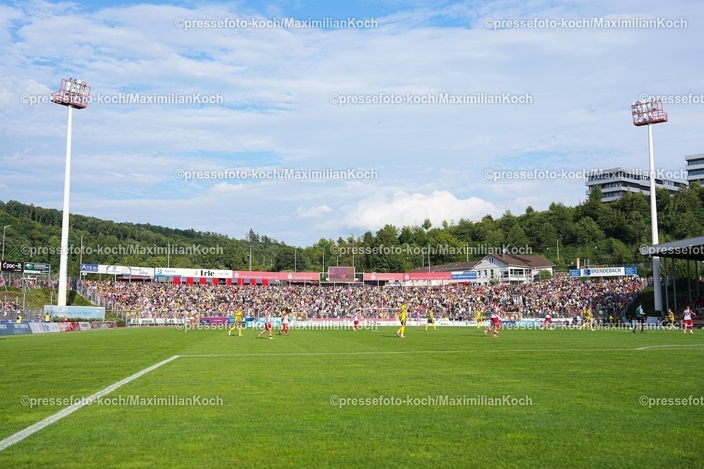xydr30072501028 | 30.07.2025, xydrx, Fußball, Sportfreunde Siegen - Borussia Dortmund, Testspiel, Leimbachstadion: volle stehplatz Tribüne, feature,