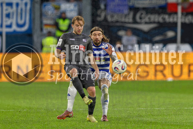07.04.2026, GER, Fussball, Herren, 3. Liga, Saison 2025/2026, MSV Duisburg - VfL Osnabrück | Lars Kehl (Osnabrück) und Joshua Bitter (MSV Duisburg) im Kampf um den Ball 