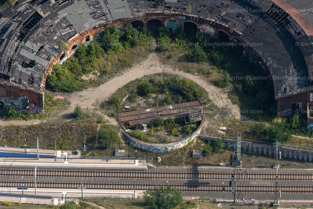 4039341 | LEIPZIG 14.09.2020 Ruine des Rundschuppen " Lokschuppen Bayerischer Bahnhof " an der Semmelweisstraße im Ortsteil Zentrum-Südost in Leipzig im Bundesland Sachsen, Deutschland. Weiterführende Informationen bei: BUWOG - Region Ost Development GmbH,  BUWOG Bauträger GmbH,  BUWOG Immobilien Treuhand GmbH,  BUWOG Lindenstraße Development GmbH,  Leipziger Stadtbau Aktiengesellschaft. // Ruin of the round shed " Lokschuppen Bayerischer Bahnhof " on street Semmelweisstrasse in the district Zentrum-Suedost in Leipzig in the state Saxony, Germany. Further information at: BUWOG - Region Ost Development GmbH,  BUWOG Bautraeger GmbH,  BUWOG Immobilien Treuhand GmbH,  BUWOG Lindenstrasse Development GmbH,  Leipziger Stadtbau Aktiengesellschaft. Foto: Gerhard Launer